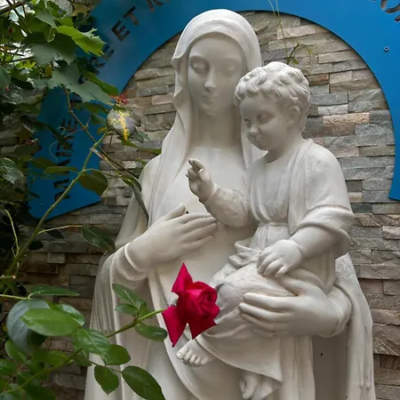 Πανσιόν La Sainte Famille 3*